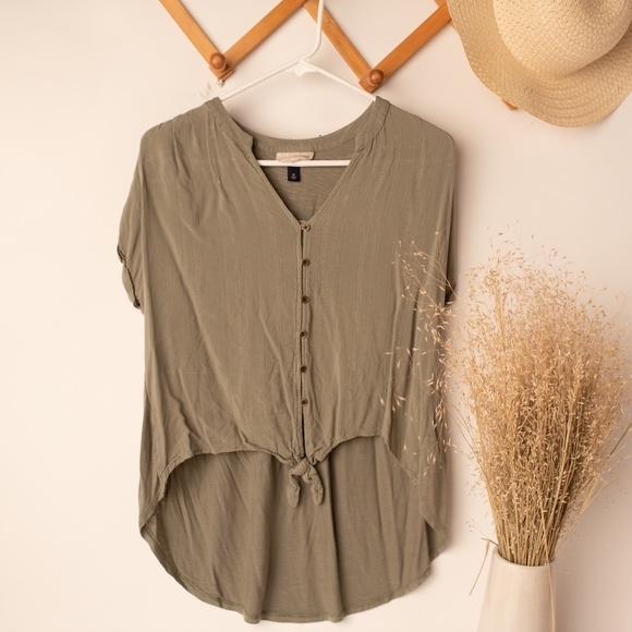 Universal Thread Tops - Universal thread hi-lo button up shirt